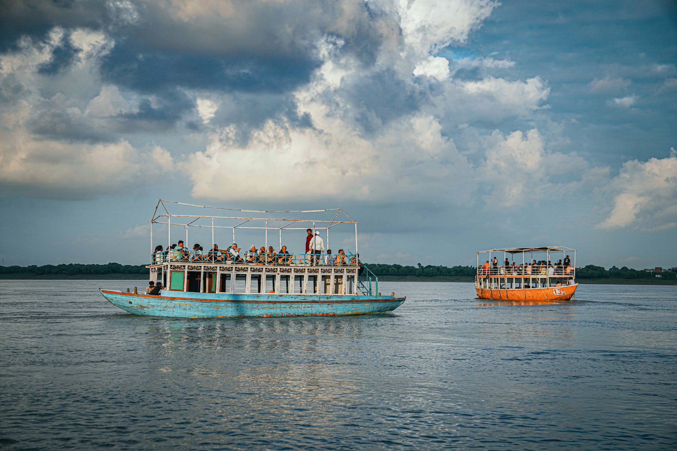 free-photo-of-a-boat-with-people-on-it-is-floating-in-the-water