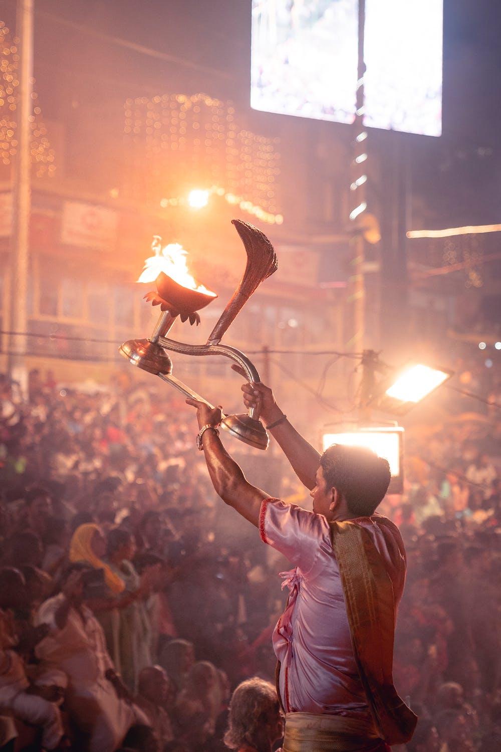free-photo-of-man-holding-a-burning-oil-lamp-at-a-traditional-celebration