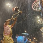 Unwavering Devotion Amidst Torrential Rains: A Captivating Evening at Dashashwamedh Ghat