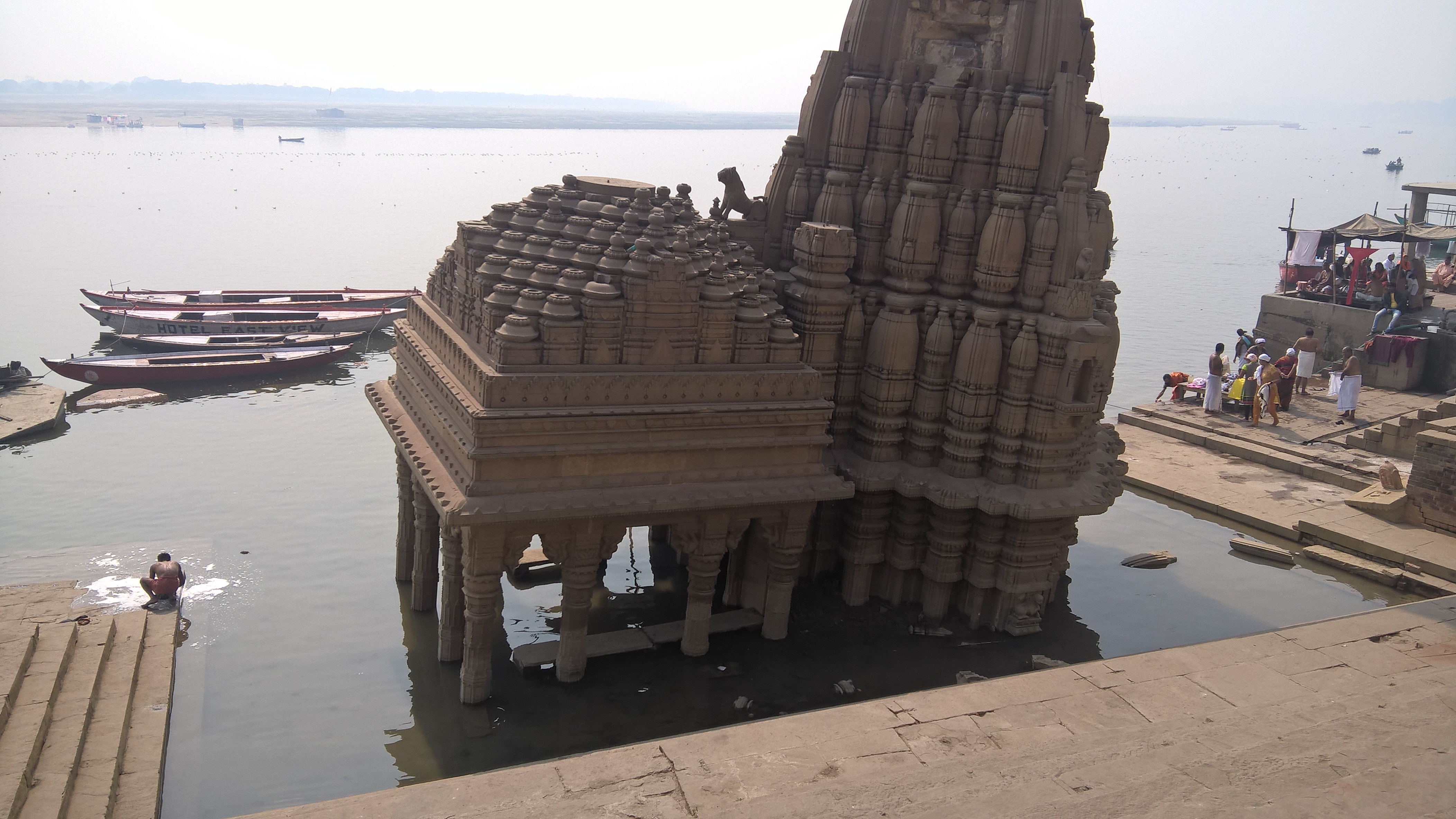 Leaning_Kashi_Karvat_temple_Varanasi